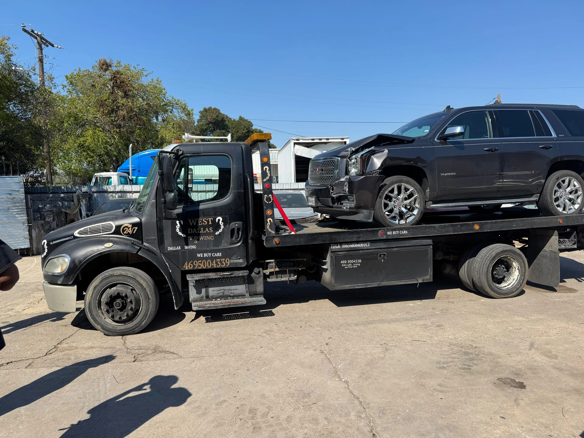 West Dallas Towing - Emergency Accident Recovery & Winching Dallas TX West Dallas Towing accident recovery flatbed with damaged GMC Yukon on Dallas freeway